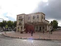 Edificio del ayuntamiento de Padul con una escultura de mamut en la plaza.