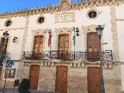 Building with a balcony and flags in Vélez-Blanco.