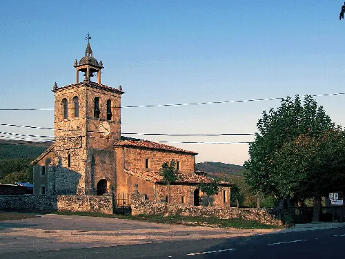 La iglesia de Santiago Apóstol conserva su ábside románico y ha sido reformada varias veces. Está en Quisicedo, del ayuntamiento de la Merindad de Sotoscueva, en Burgos.
El nombre de "Quisicedo" viene de “lugar de quejigos” y está enclavado en el Valle de Sotoscueva perteneciente a una comunidad de pueblos denominada "las 7 Juntas del Valle" de terrenos comunales, con montes con plantación de robles autóctonos, acebos y matorral bajo.

Esta foto participa en el juego En un lugar de Flickr