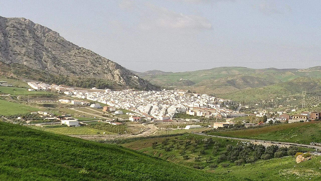 Panoramablick auf Valle de Abdalajís mit Bergen und Häusern.