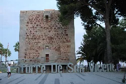 Torre de piedra con cartel que dice Torre Sant Vicent en Benicasim.