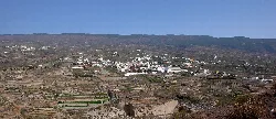 Vista panorámica de Fasnia con montañas y barrios en Tenerife.