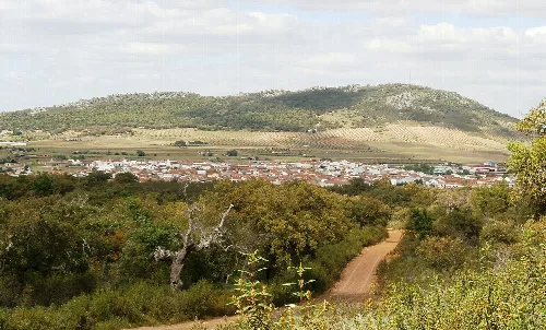 Puebla de Obando, también llamada "El Zángano" desde el puerto del Zángano.