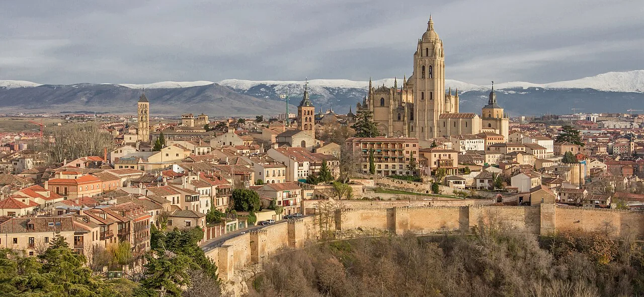 Panoramic view of Segovia with the cathedral and alcázar.