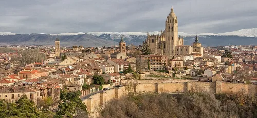 Panoramic view of Segovia with the cathedral and alcázar.