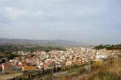 Panoramablick auf Tíjola von Westen mit Häusern und Bergen.