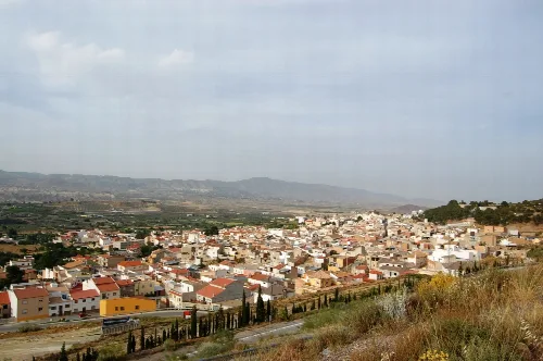 Vista panorámica de Tíjola desde el oeste con casas y montañas.