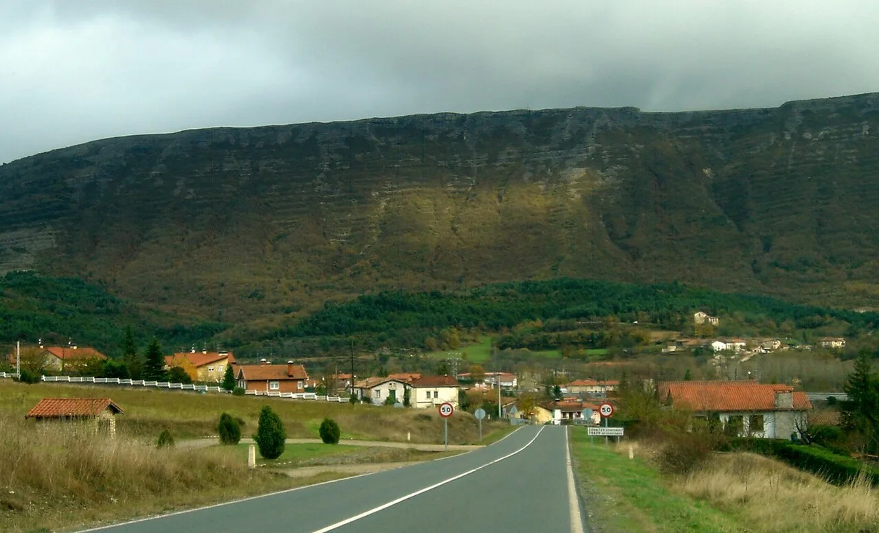 Camino rural con casas y colinas en Zuhatzu Kuartango, Álava.