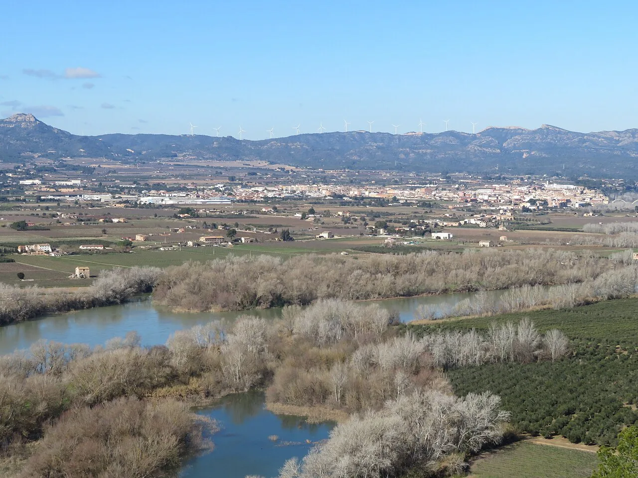 Vega de Mora de Ebro mit Fluss und landwirtschaftlichen Flächen.