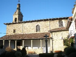 Iglesia de San Blas con torre y fachada de piedra en Legutio.