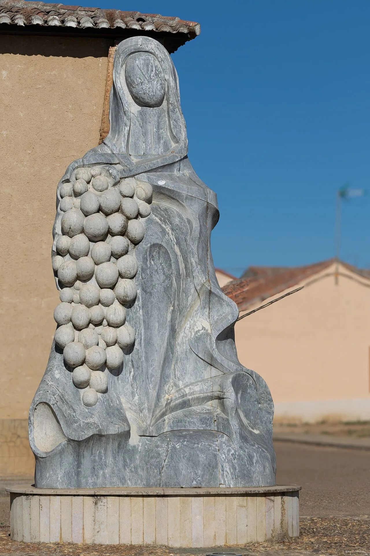 Escultura Ntra. Sra. de la Vid, obra del colombiano Reinaldo Alfonso Barragán.