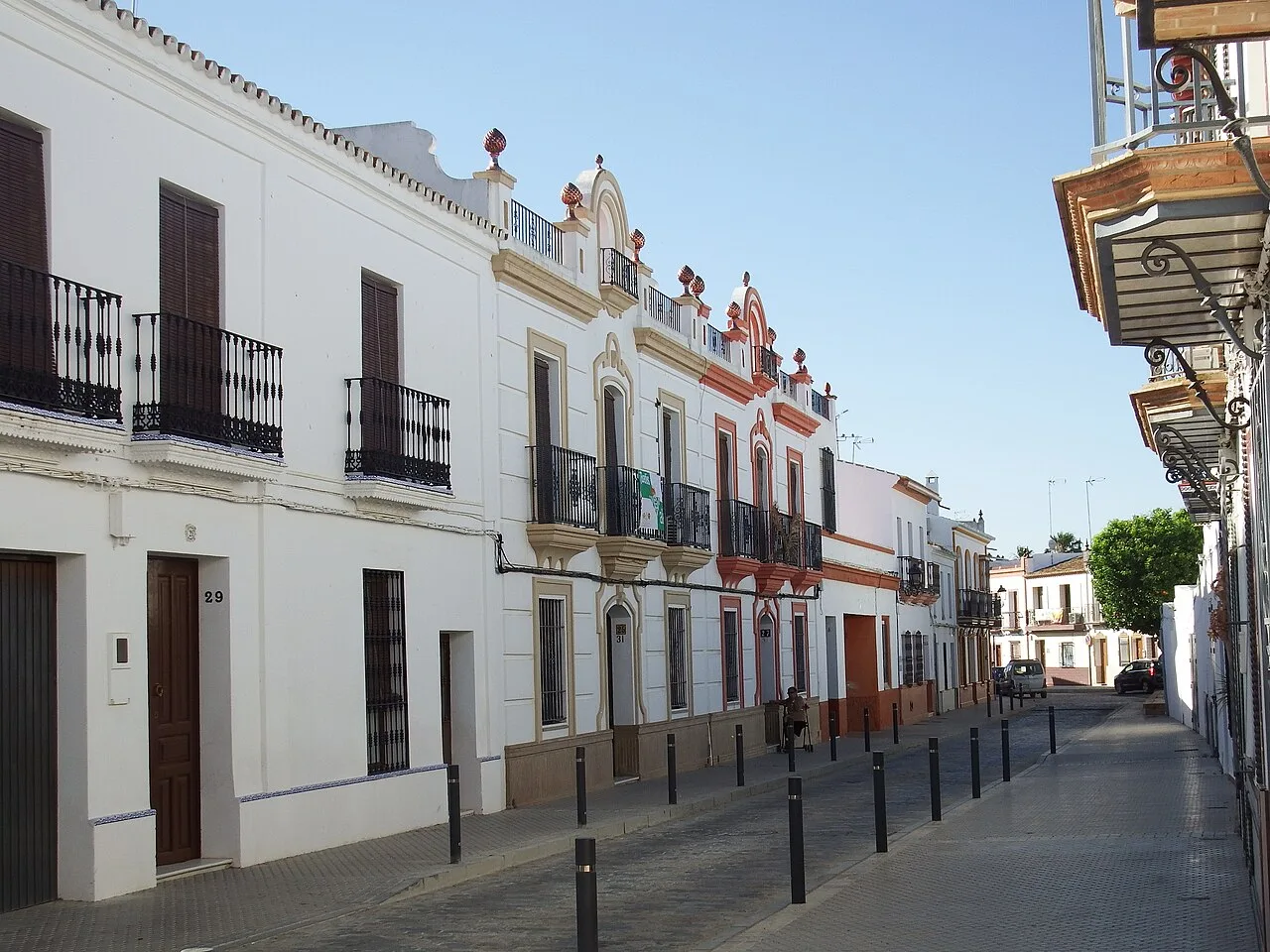Weiße Straßen mit Balkonen in Chucena, Huelva.