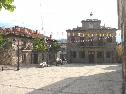 Hauptplatz von Neila mit einem Gebäude mit Uhr und Dekobändern.
