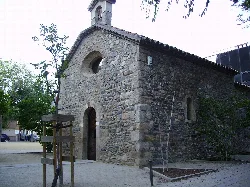 Pequeña iglesia de piedra con campanario en Cardedeu.