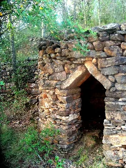 Refugio de piedra seca con arco triangular en Tales, Castellón, España.