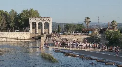 Gancheros kommen an der Wehranlage von Antella mit Baumstämmen im Fluss an.