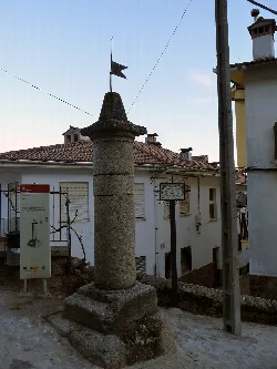 Steiniger gerichtlicher Rollo in Guisando mit Gebäude und Strommast in der Nähe.