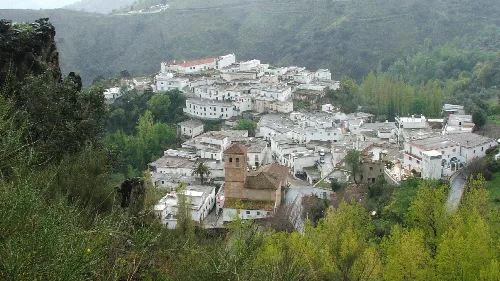 Panoramablick auf Cástaras mit weißen Häusern und grünen Bäumen.