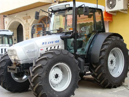 Lamborghini-Traktor bei der Ausstellung in Guadasuar.