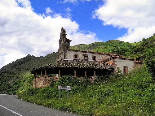 Iglesia y casa tradicional en Las Morteras, Somiedo, Asturias.