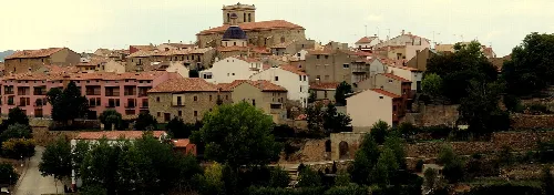 Panoramablick auf Mauern und Häuser in La Puebla de Valverde.