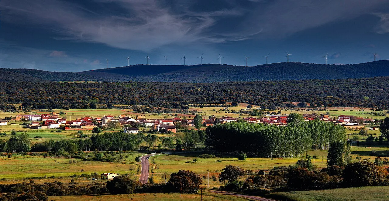 Paisaje con campos, árboles y colinas en Santa María de Valverde.