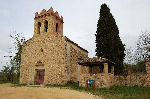Església de Sant Cebrià de Fogars de la Selva amb comunidor i cementiri.