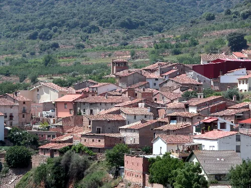 Vista de casas con tejados de tejas rojas en Santa Engracia del Jubera.