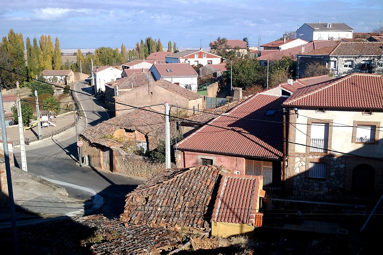 Calles y casas con tejados de tejas rojas en Torreadrada, Segovia.