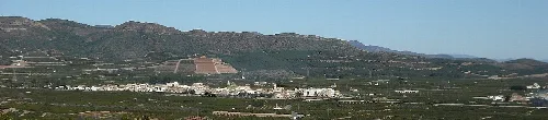 Landschaft mit Stadt und Bergen im Hintergrund, gesehen von der Hermitage des Bon Succés.