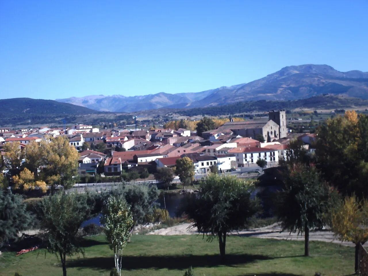 Vista de casas y montañas en El Barco de Ávila.