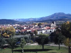 Vista de casas y montañas en El Barco de Ávila.