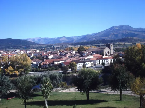 Häuser und Berge in El Barco de Ávila.