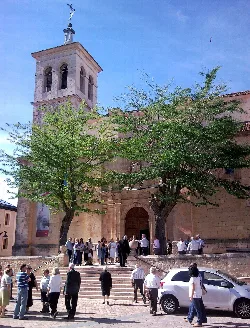 San Andrés Kirche mit Turm und Steinfassade in Cantalejo, Segovia.