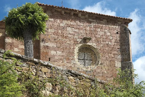 Kirche San Cornelio y San Cipriano in San Cebrián de Mudá in der Provinz Palencia (Kastilien-León/Spanien), Rundfenster im Chor