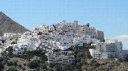 Vista del pueblo de Mojácar con casas blancas en una colina.