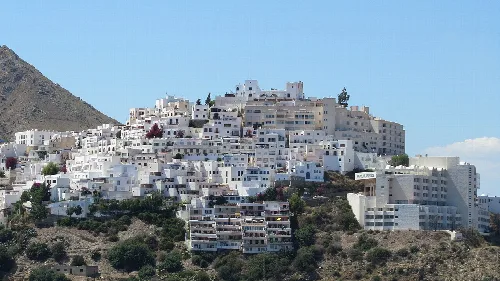 Vista del pueblo de Mojácar con casas blancas en una colina.