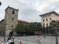 Plaza con iglesia y ayuntamiento en Ugao-Miraballes.
