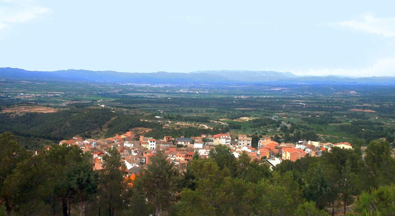 Vista de Rasquera con casas y campo en el fondo.