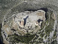 Vista aérea de la fortaleza en Alcalá la Real desde ala delta.