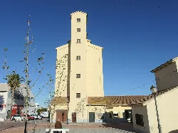 Edificio alto y estrecho con ventanas pequeñas, en Medina Sidonia, Cádiz.
