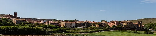 Panoramablick auf Häuser und Hügel in Retortillo de Soria.