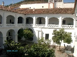 Innenhof mit Bögen und Bäumen im Kloster Santa Clara de La Parra.