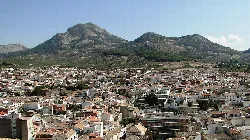 Panoramablick auf Alcaudete mit Bergen im Hintergrund.