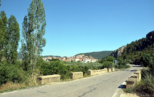 Vista general (noroccidental) de Santa Cruz de Moya, desde los pretiles del puente que salva el riachuelo de Asturias en carretera N-330a (2018).