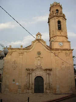 Kirche mit Turm und Uhr in Vinyols i els Arcs, Tarragona.