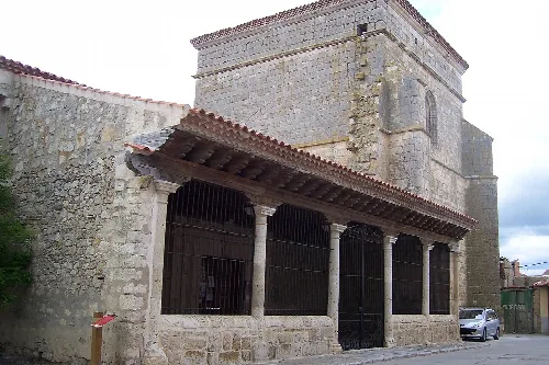 Iglesia de piedra con techumbre de tejas y ventanas arqueadas en Peñaflor de Hornija.
