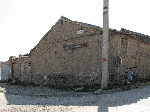 Altes Haus in Santo Tomé de Zabarcos mit einem Schild, das den Namen zeigt.