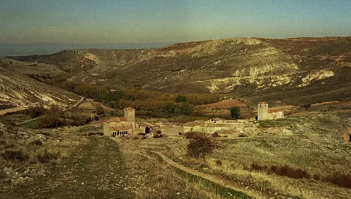 Ländliche Landschaft mit Hügeln und Gebäuden in Caracena, Soria.