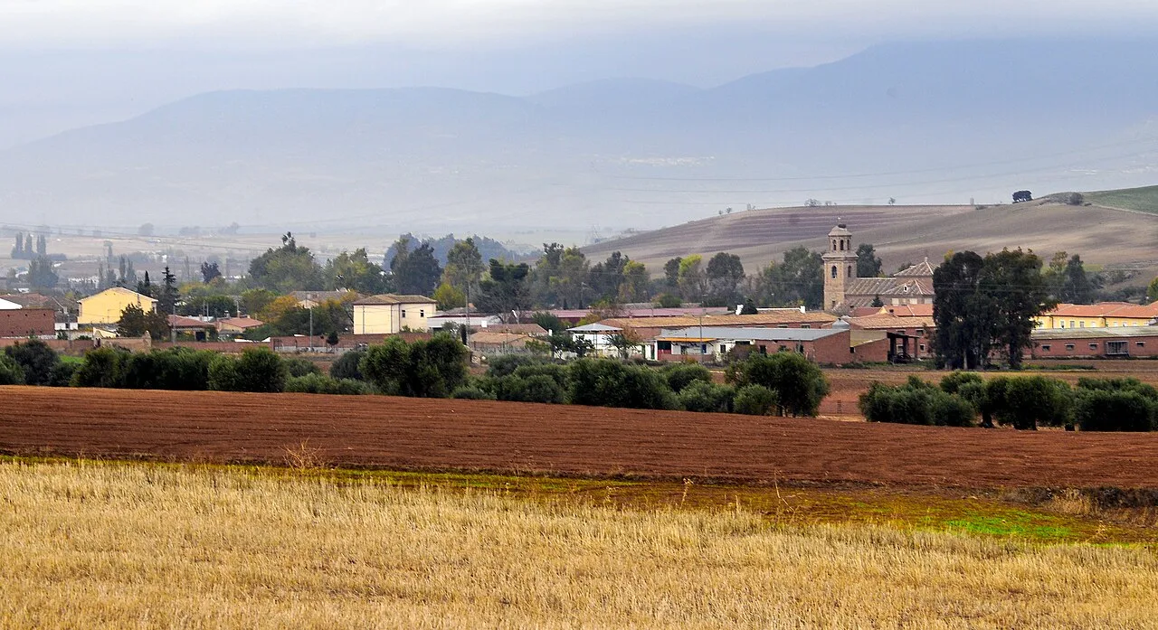 Ländliche Landschaft mit Dorf, Feldern und Bergen in Los Cerralbos, Toledo.